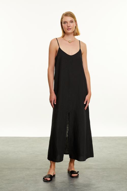  KETEN YIRTMAÇ DETAYLI ASKILI MİDİ ELBİSE