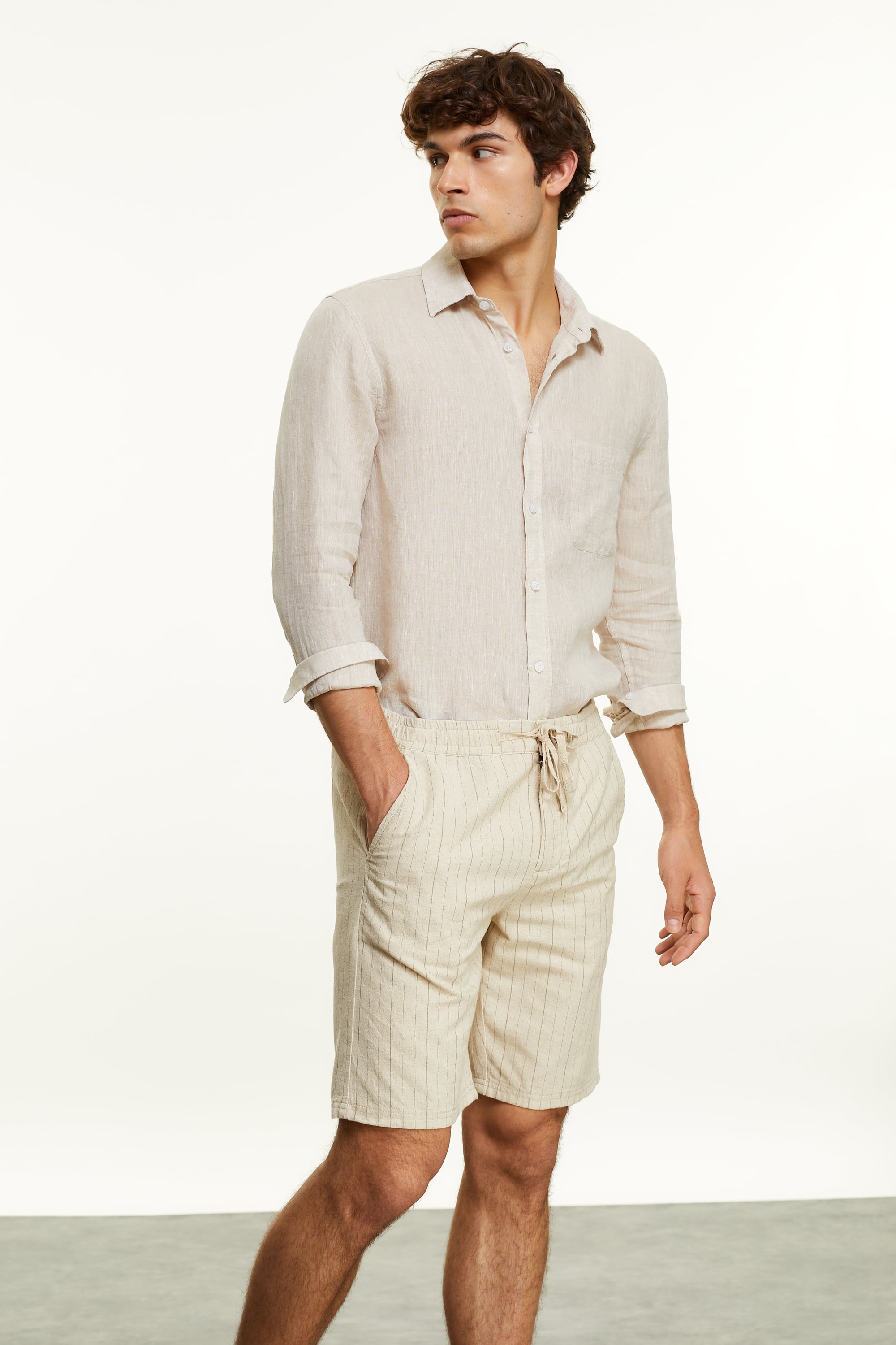 REGULAR FIT CEPLİ KETEN GÖMLEK