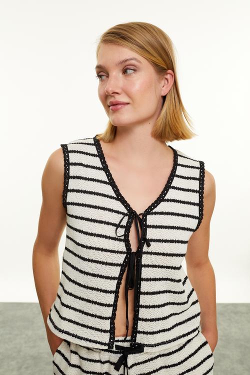  ÇİZGİLİ V YAKA BAĞLAMALI BLUZ