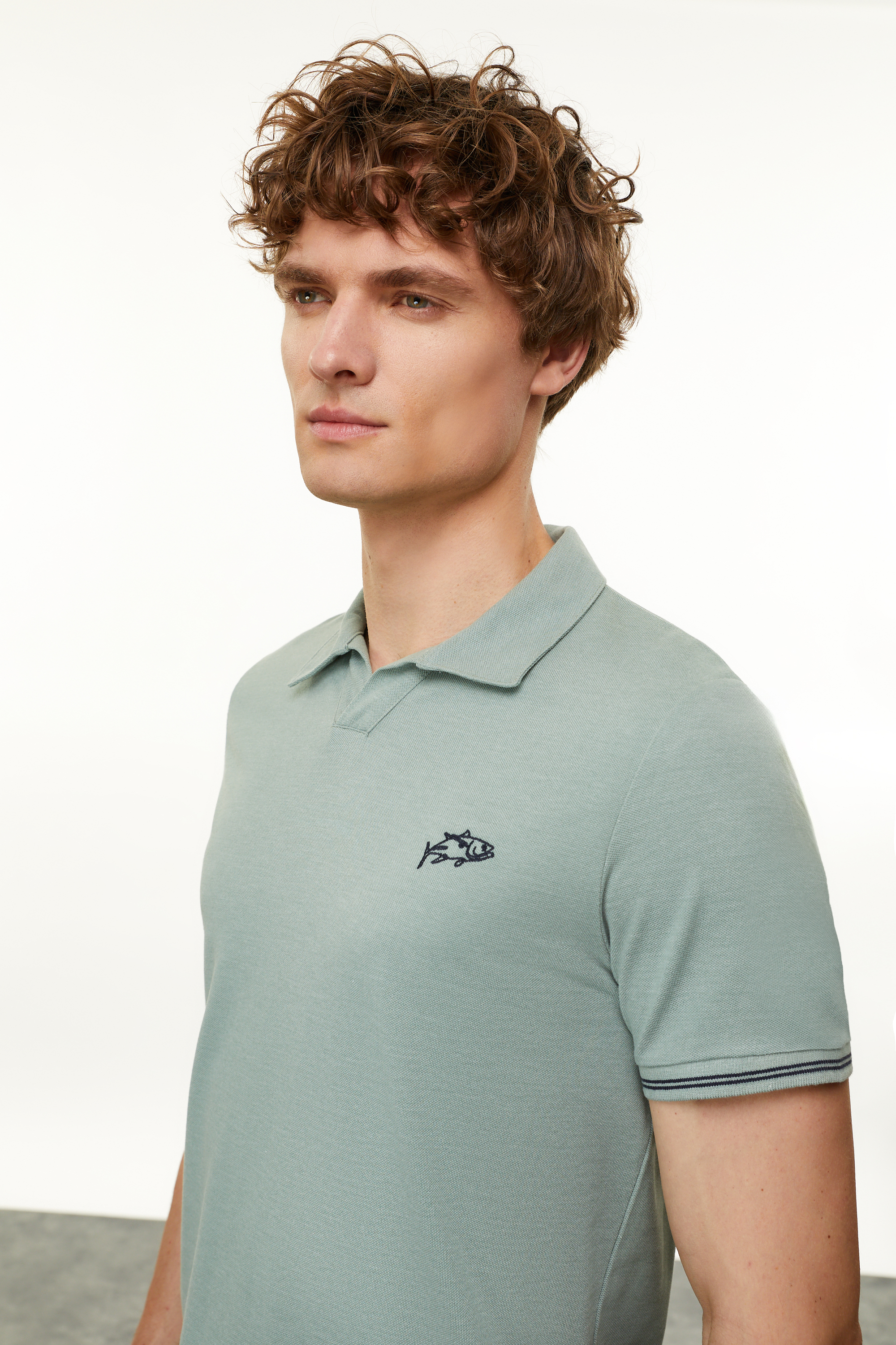 NAKIŞLI POLO YAKA KISA KOLLU T-SHIRT