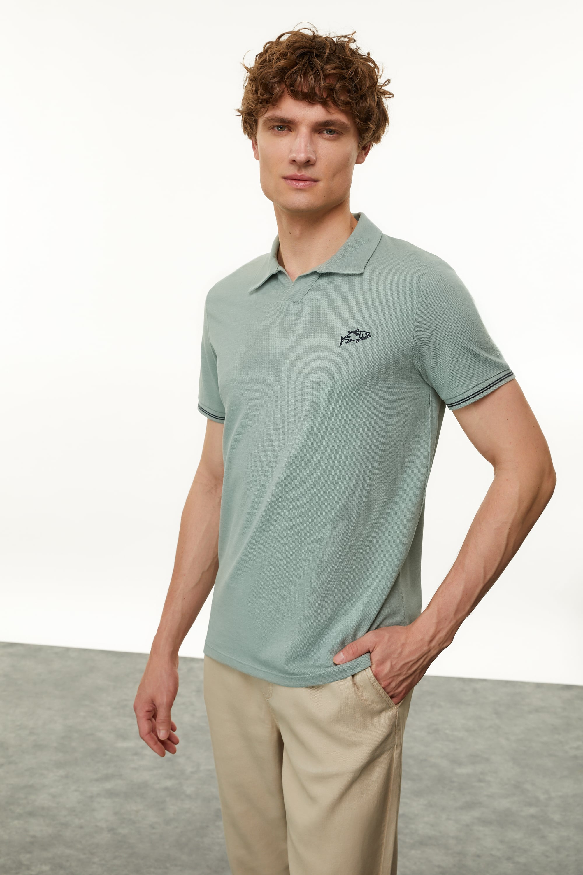 NAKIŞLI POLO YAKA KISA KOLLU T-SHIRT