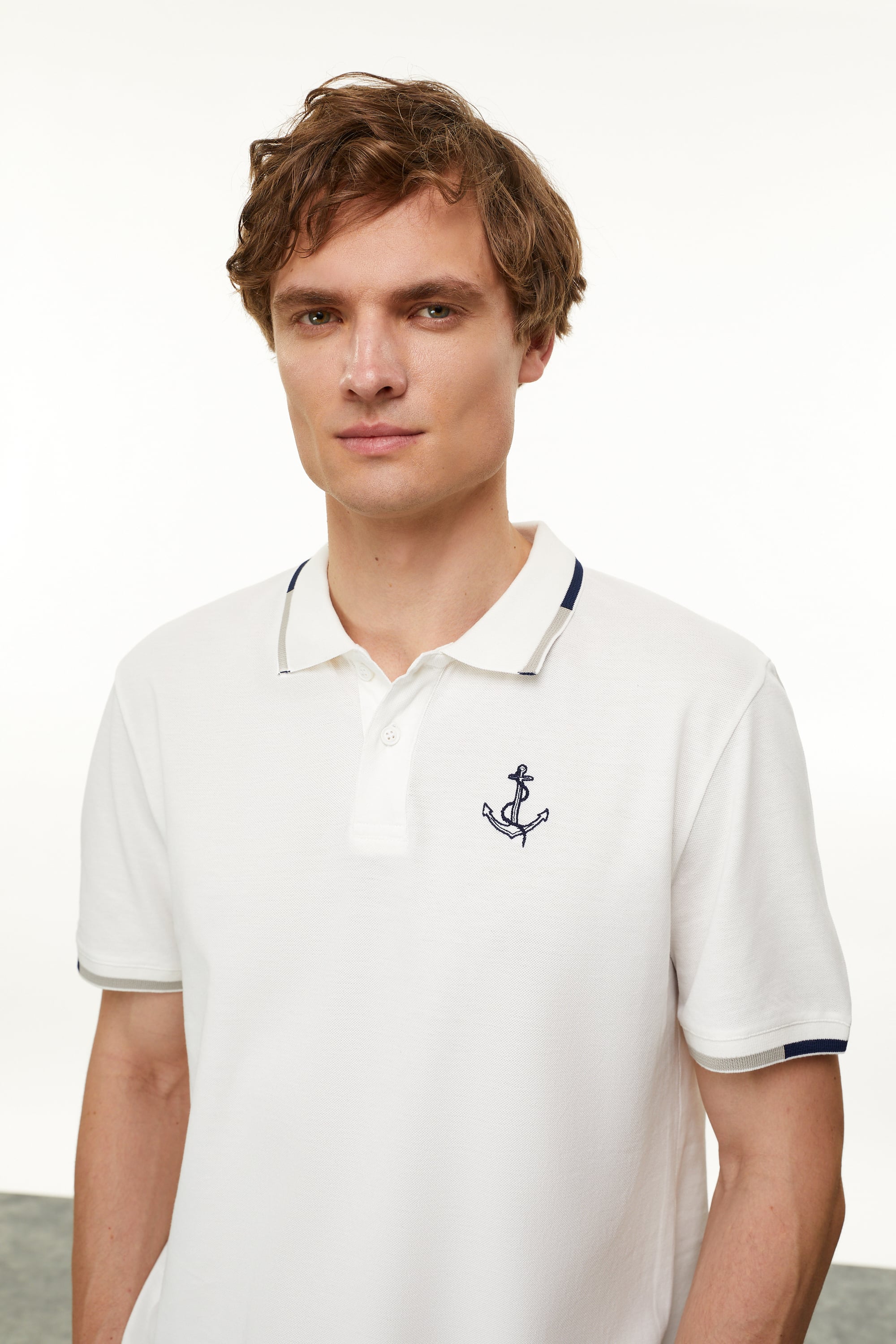 NAKIŞLI POLO YAKA T-SHIRT