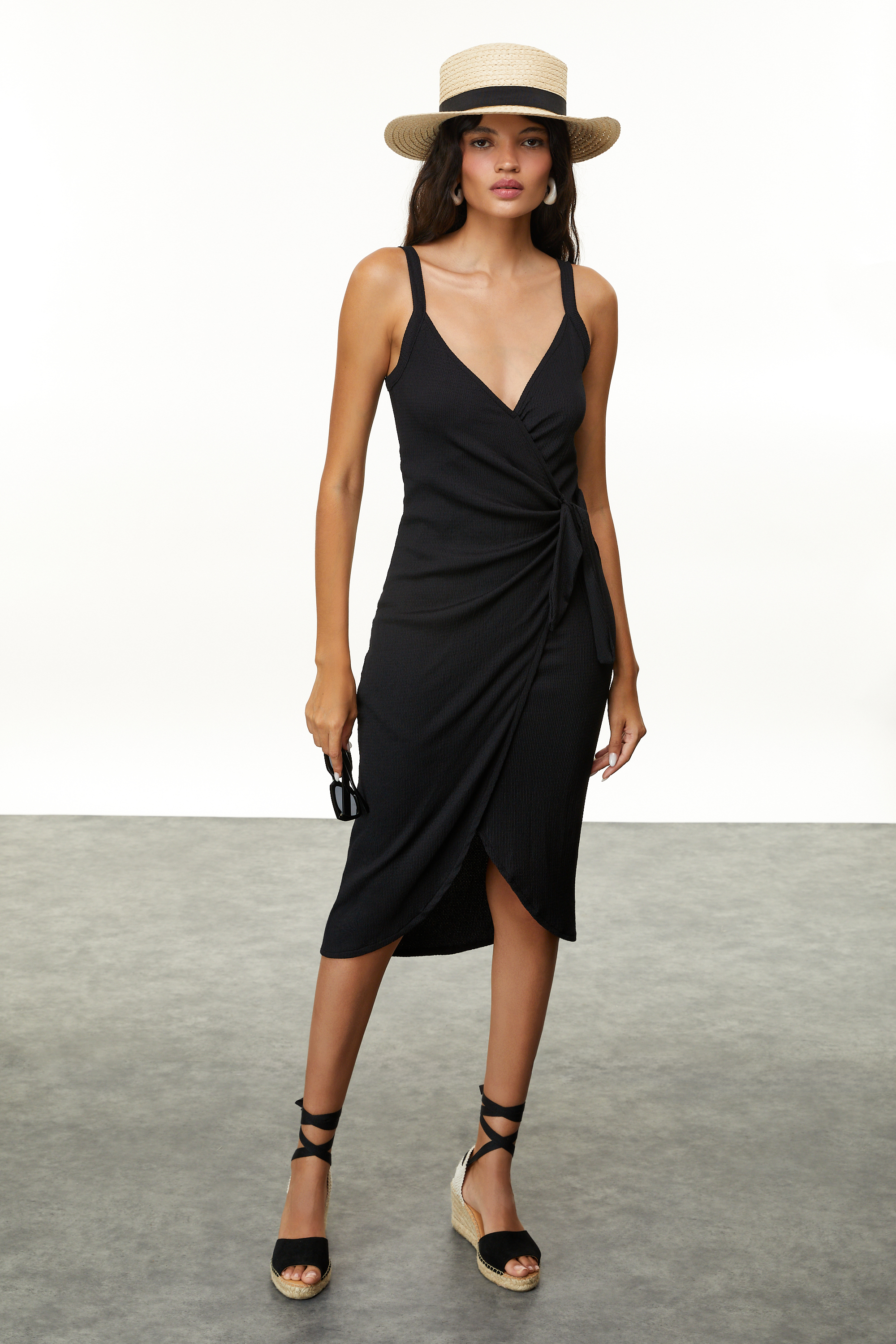 KRUVAZE ASKILI MİDİ ELBİSE