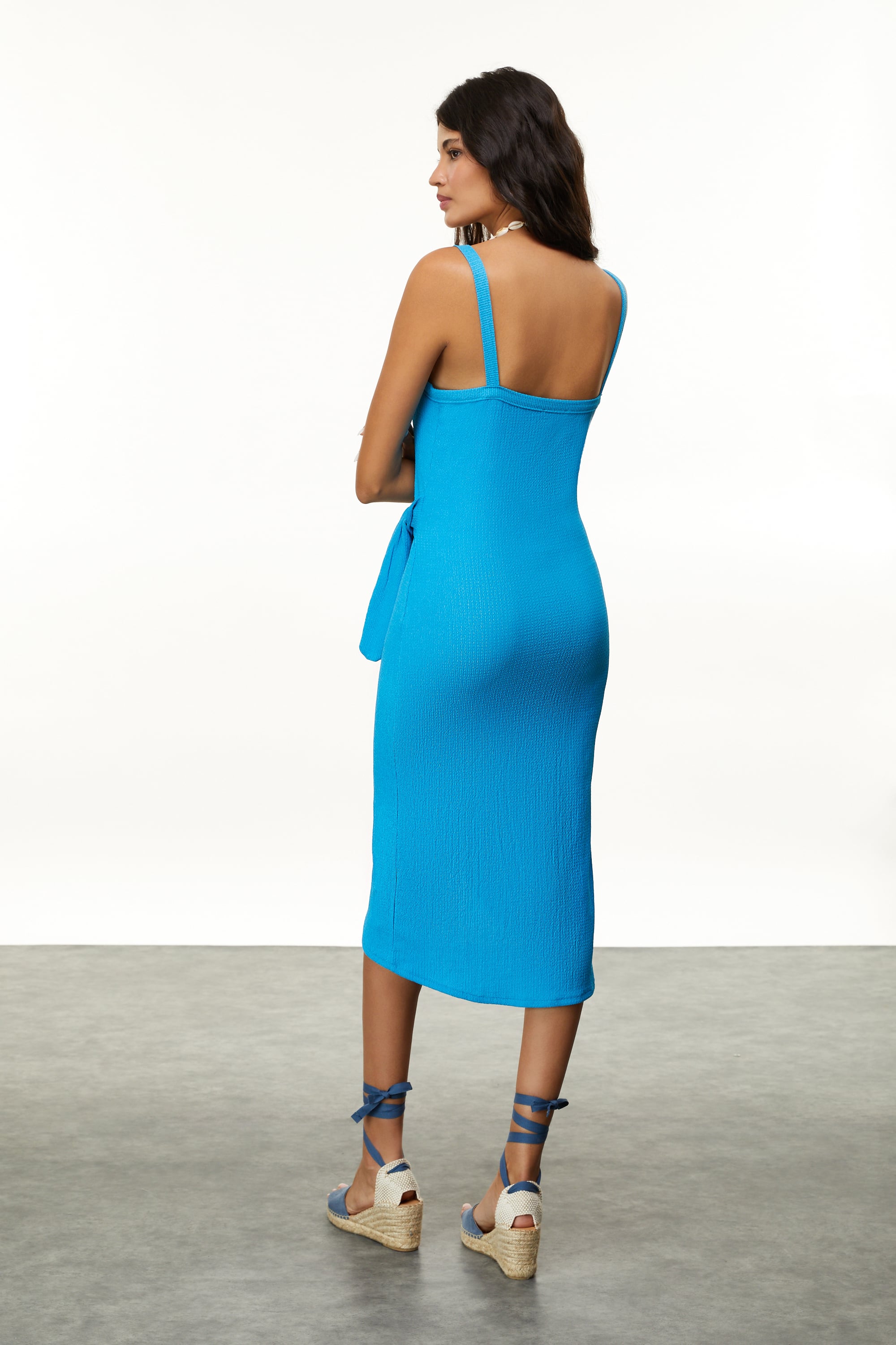 KRUVAZE ASKILI MİDİ ELBİSE