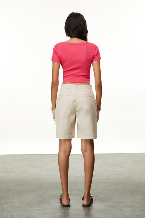  AÇIK YAKA CROP T-SHIRT