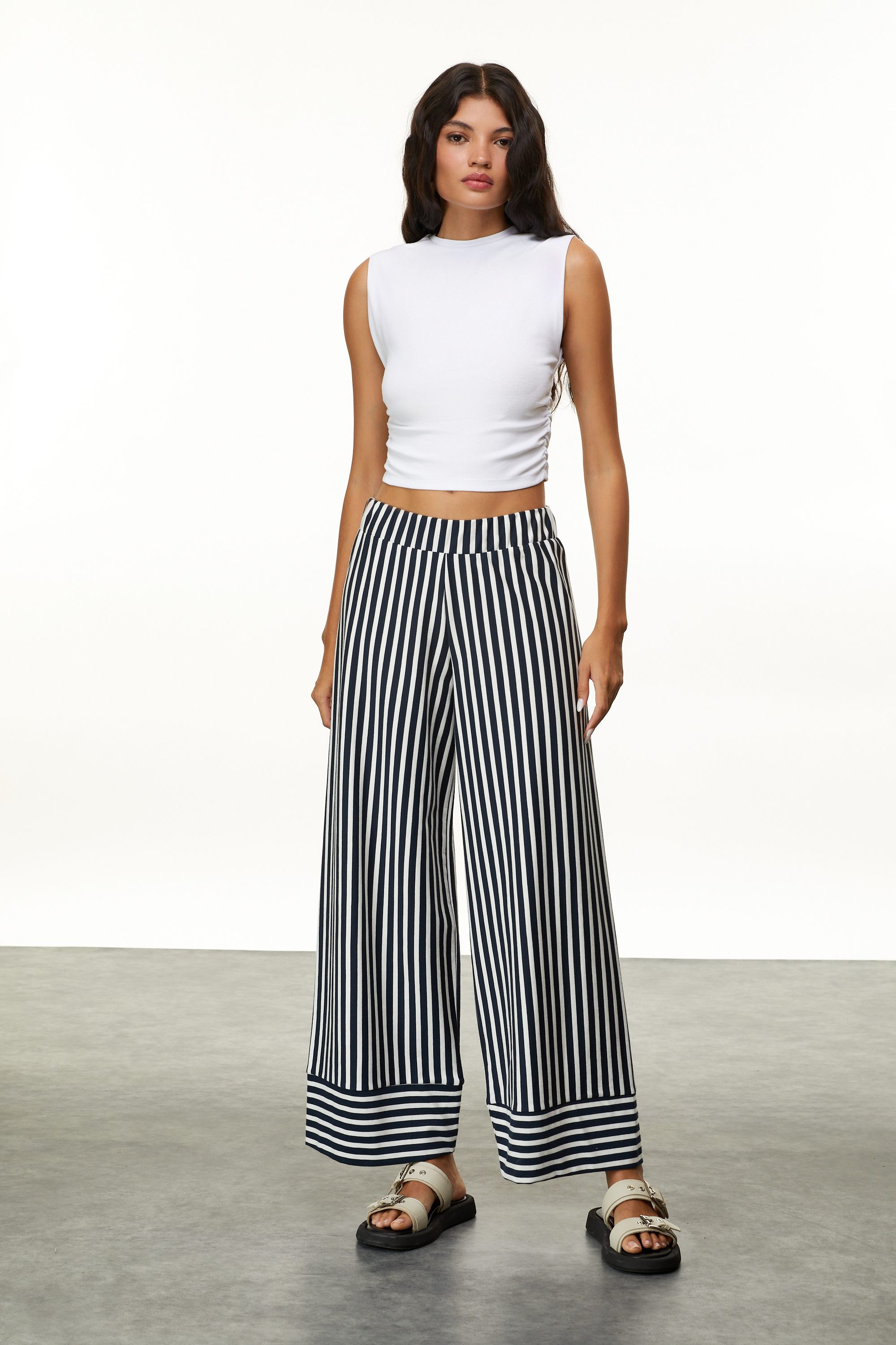 BİSİKLET YAKA KOLSUZ BLUZ