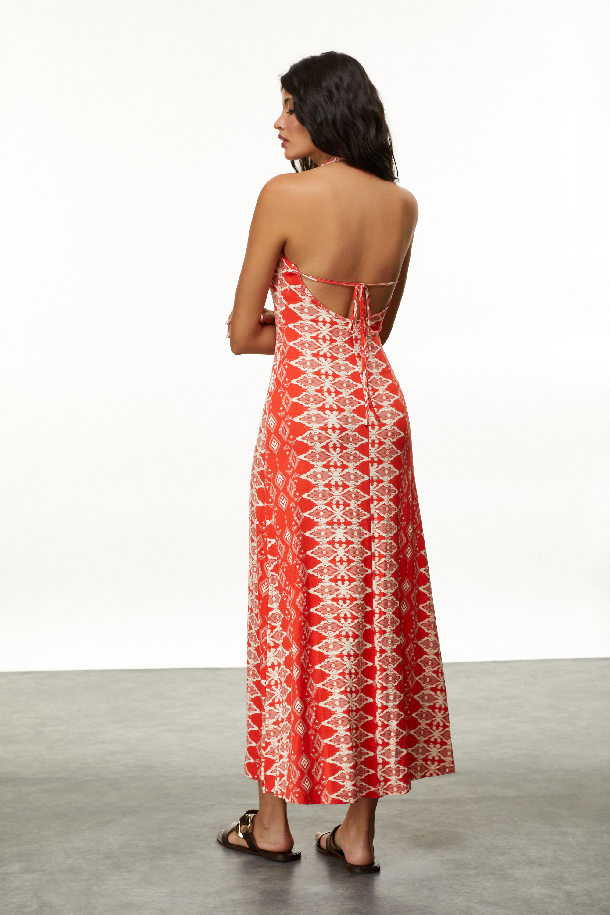 BOYUNDAN BAĞLAMALI BASKILI UZUN ELBİSE