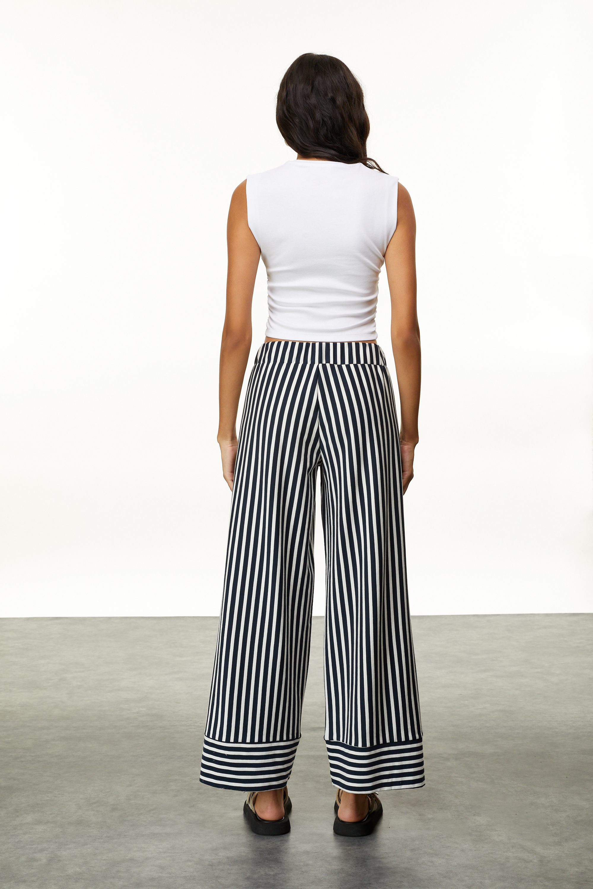 BİSİKLET YAKA KOLSUZ BLUZ