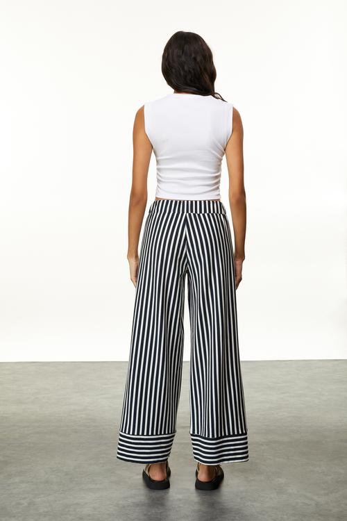  BİSİKLET YAKA KOLSUZ BLUZ