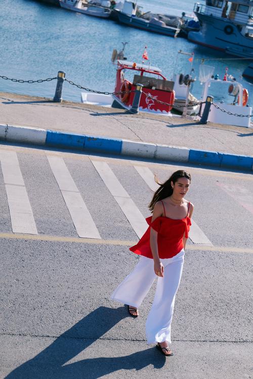  ŞİLE BEZİ - ASKILI ASİMETRİK KESİM BLUZ