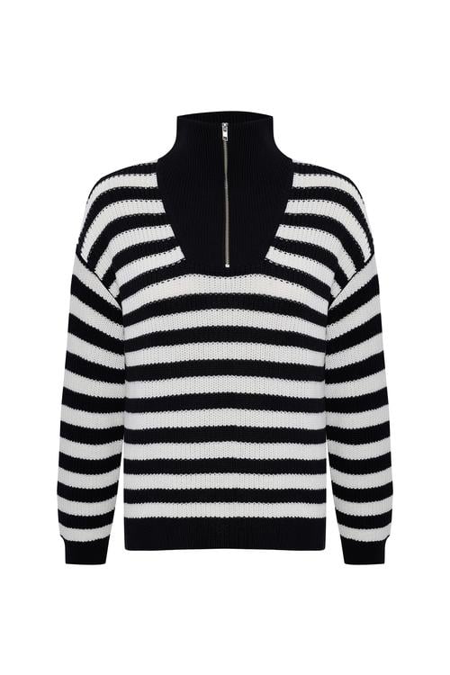  FERMUARLI DİK YAKA ÇİZGİLİ KAZAK