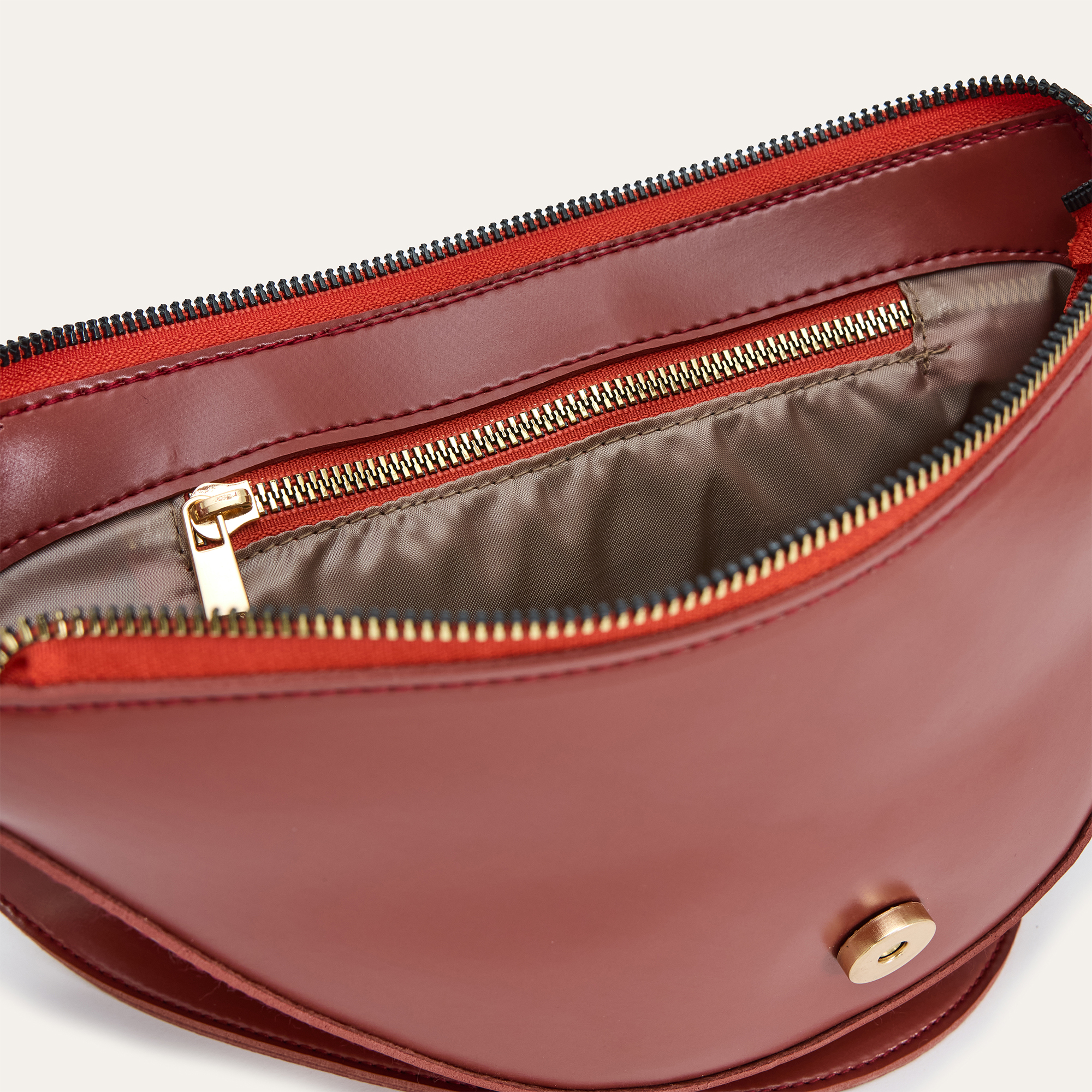 ASİMETRİK EL ÇANTASI