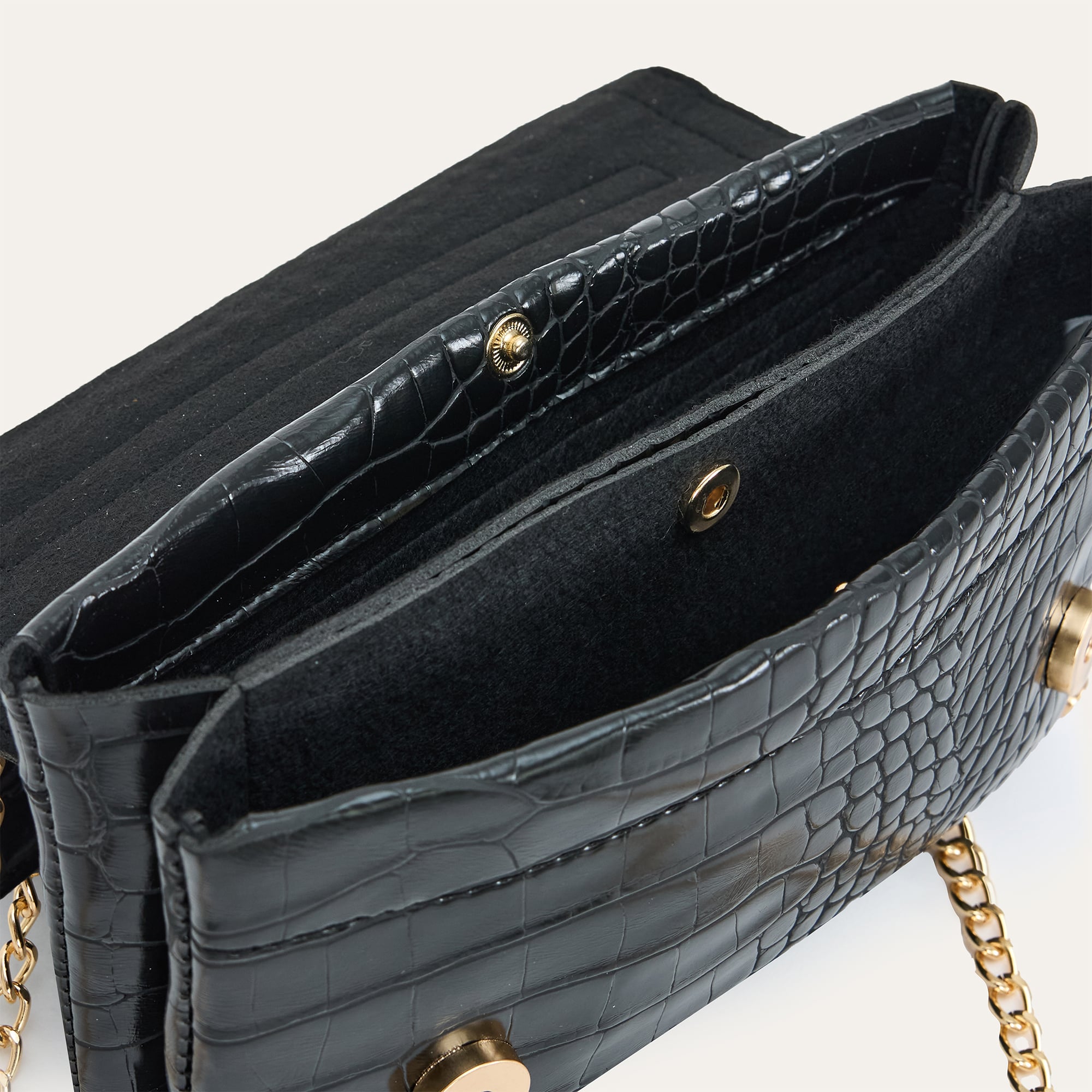 DERİ GÖRÜNÜMLÜ ZİNCİRLİ OMUZ ÇANTASI