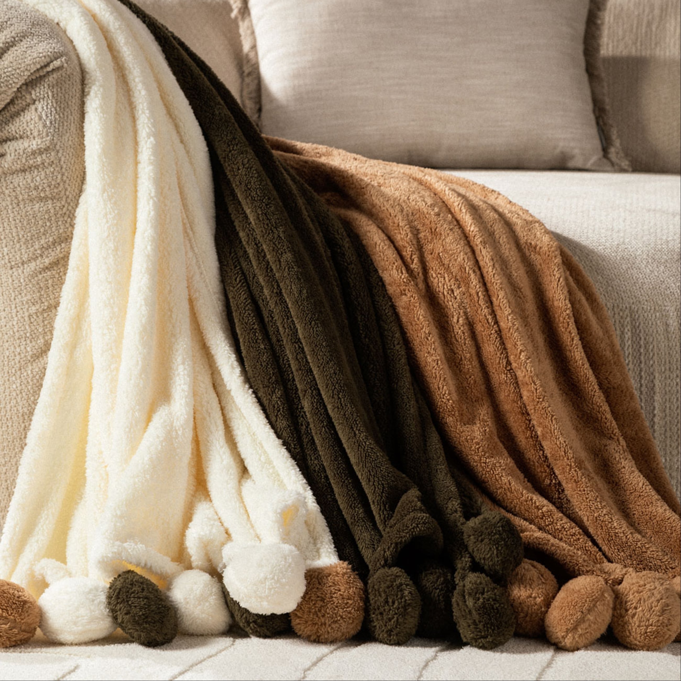 PONPONLU DİZ ÜSTÜ BATTANİYE BEJ 130X160