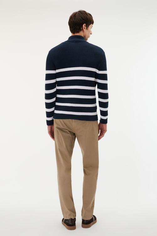 FERMUARLI DİK YAKA ÇİZGİLİ KAZAK