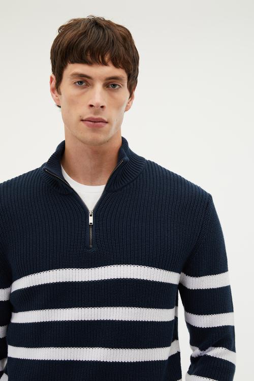 FERMUARLI DİK YAKA ÇİZGİLİ KAZAK