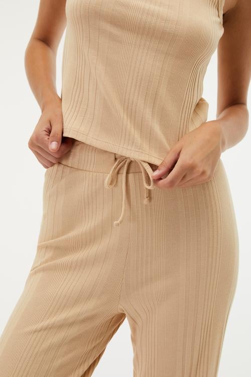  DİK YAKA KOLSUZ T-SHIRT