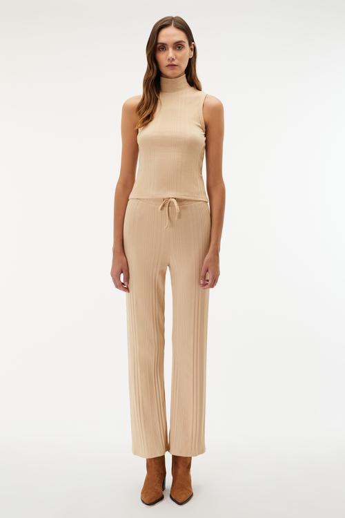  DİK YAKA KOLSUZ T-SHIRT