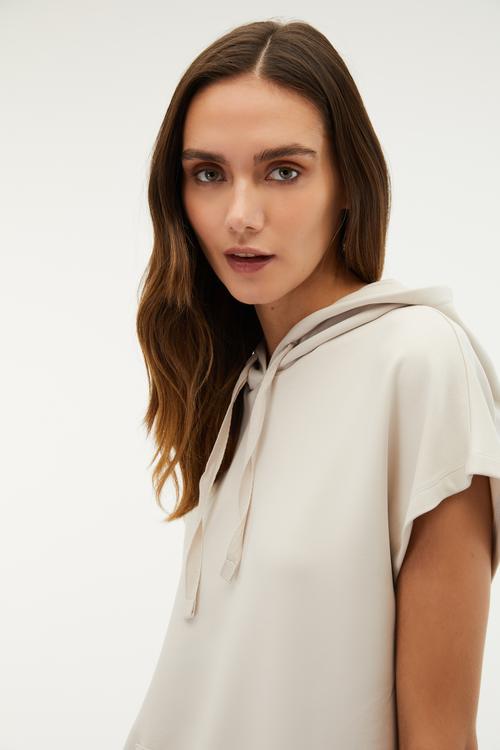  MODAL KARIŞIMLI KAPÜŞONLU KISA KOLLU SWEATSHIRT