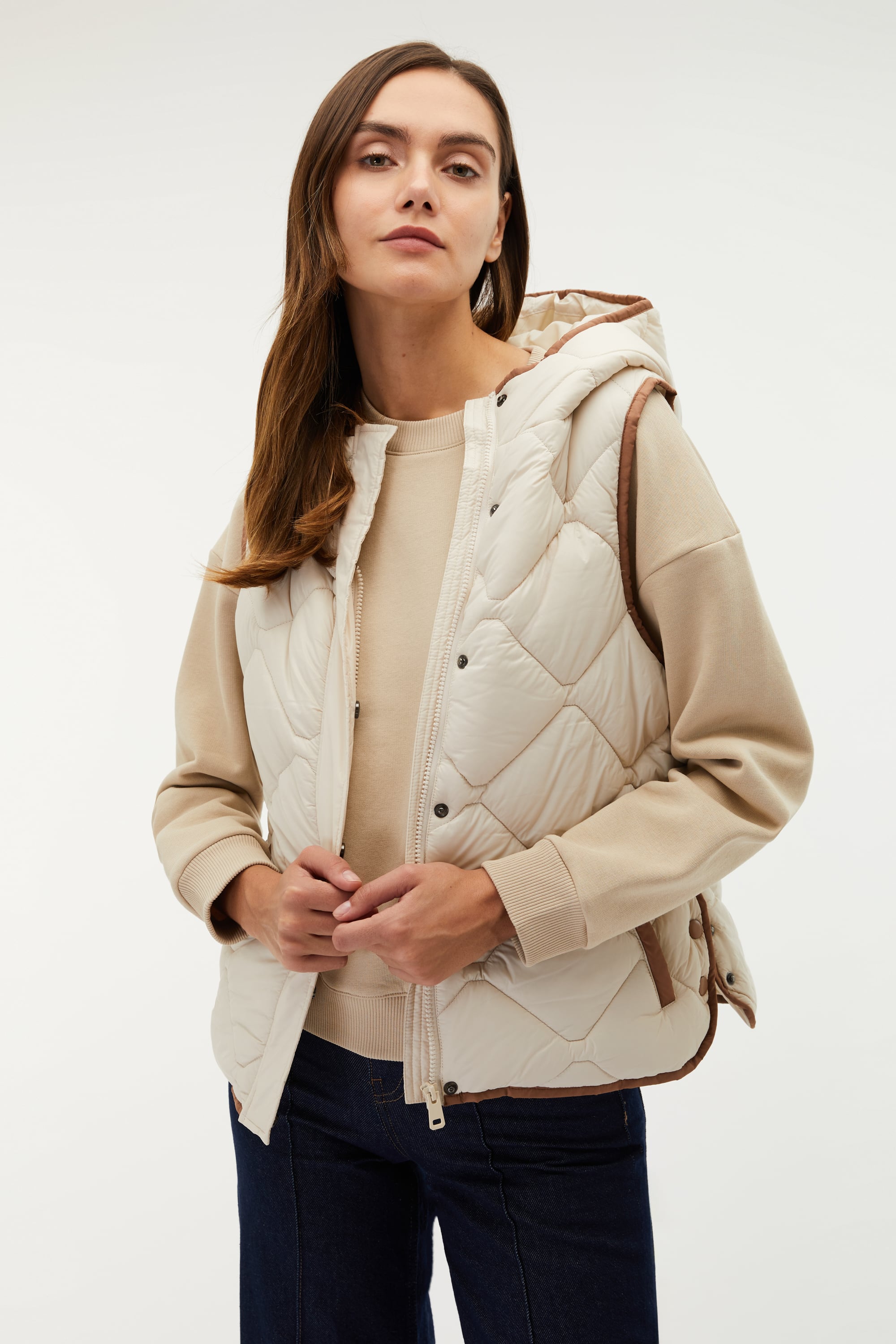 KAPİTONELİ KAPÜŞONLU CROP ŞİŞME YELEK