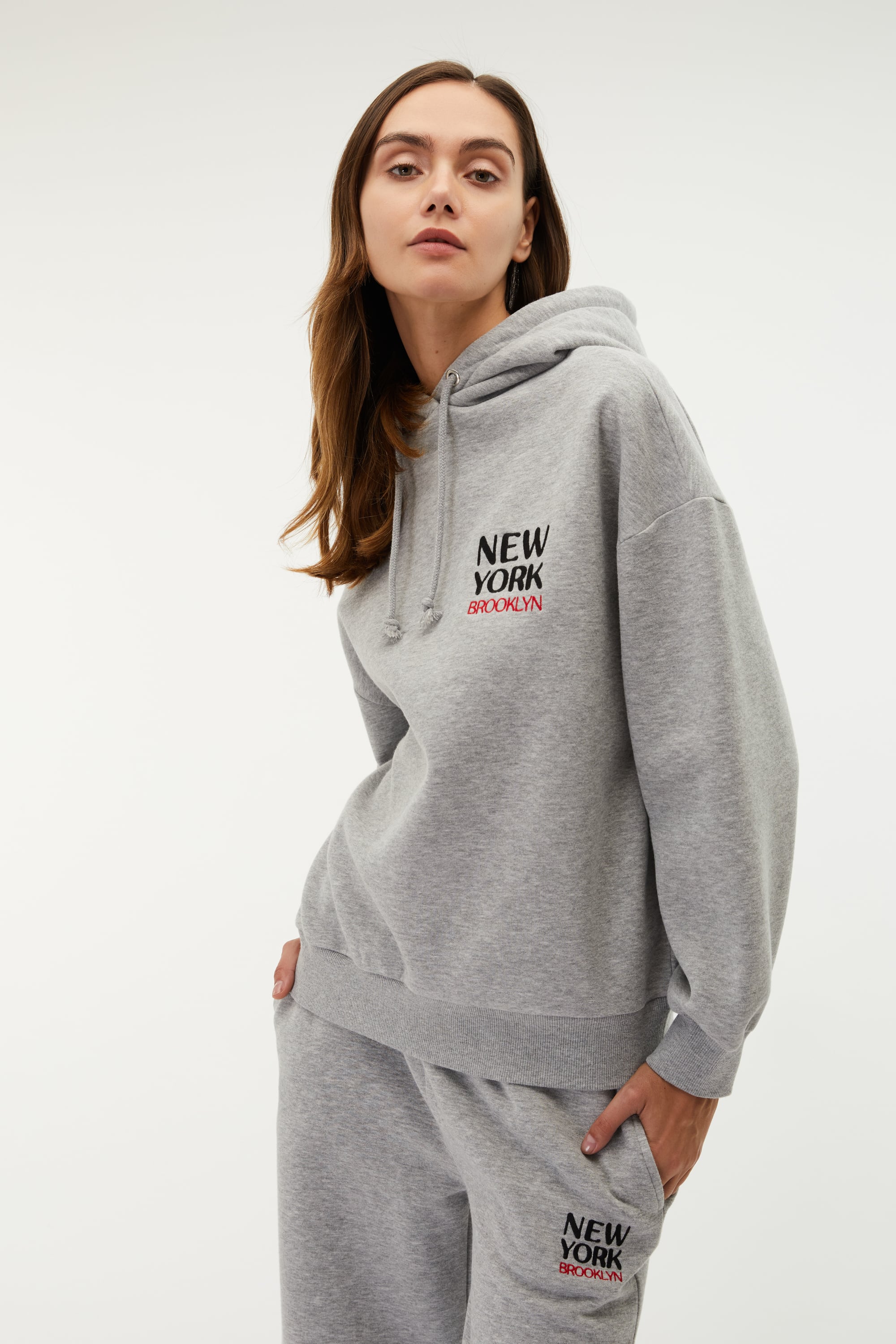 NAKIŞLI KAPÜŞONLU SWEATSHIRT