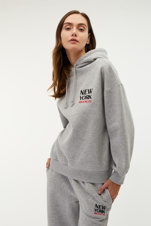 NAKIŞLI KAPÜŞONLU SWEATSHIRT