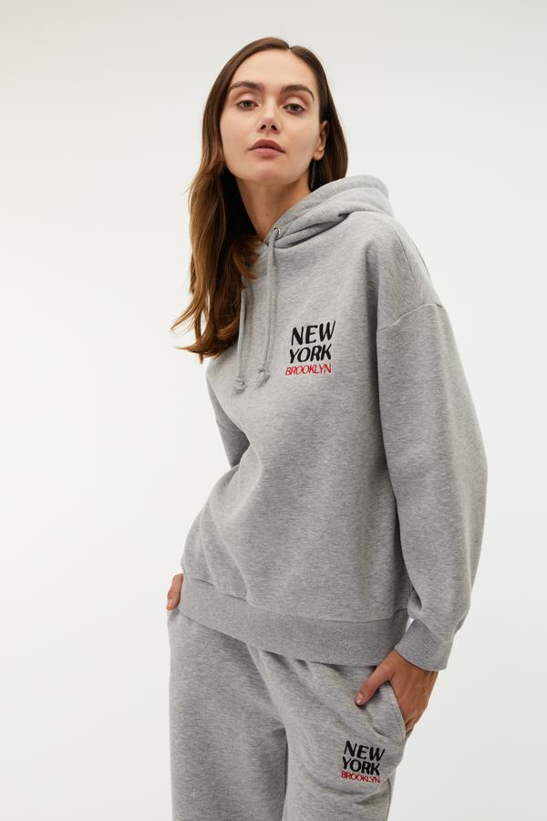 NAKIŞLI KAPÜŞONLU SWEATSHIRT