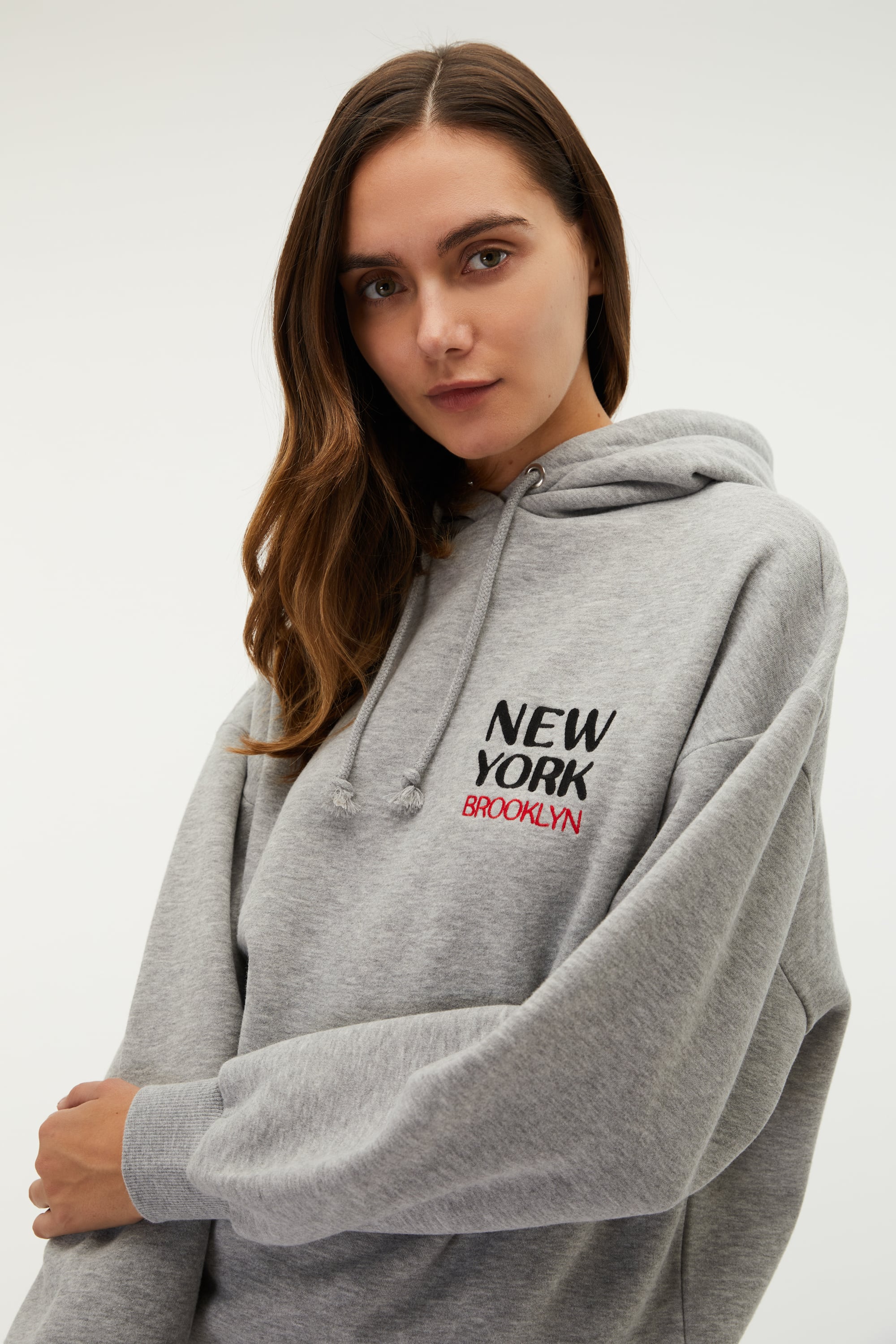 NAKIŞLI KAPÜŞONLU SWEATSHIRT