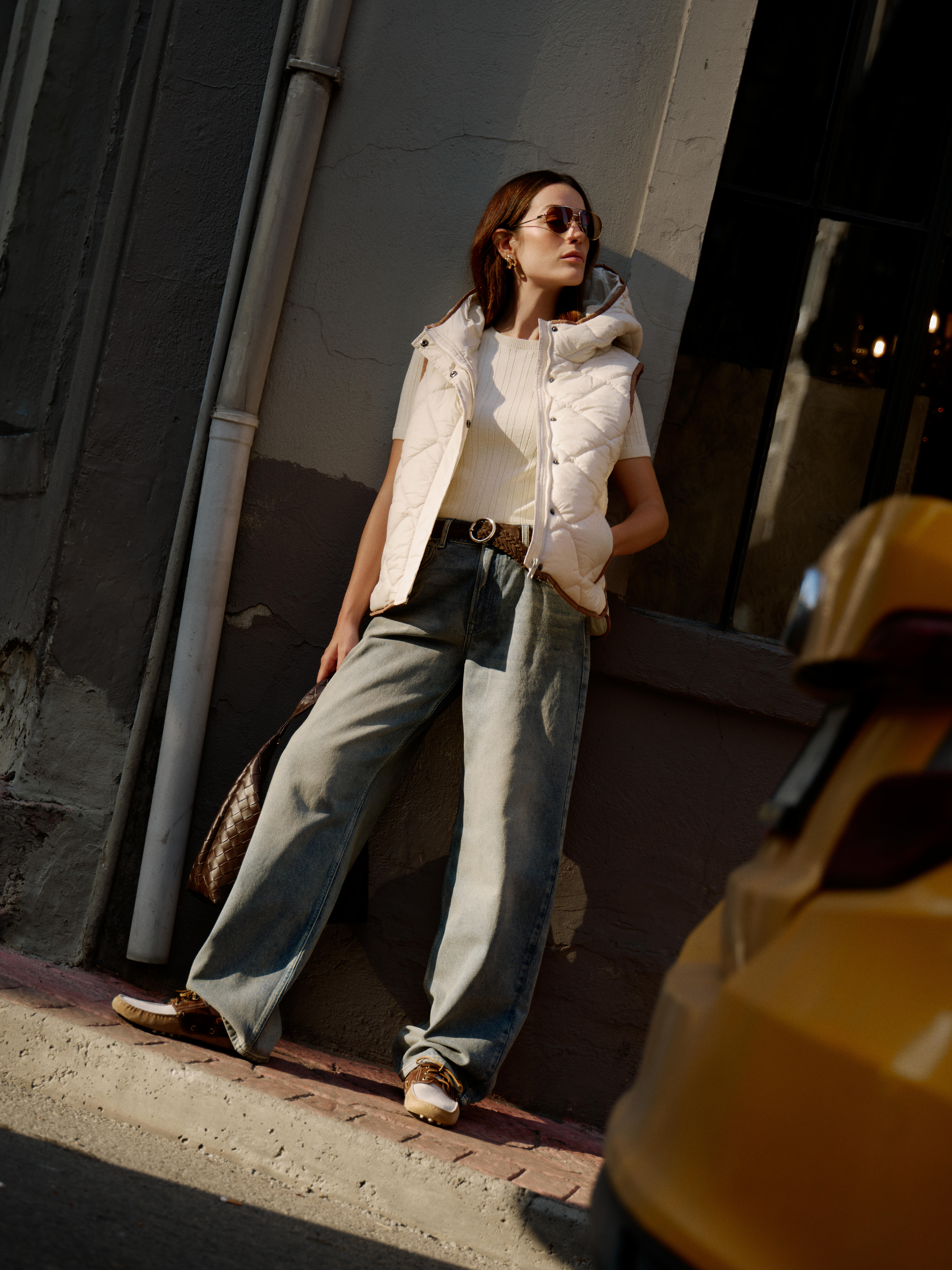 KAPİTONELİ KAPÜŞONLU CROP ŞİŞME YELEK