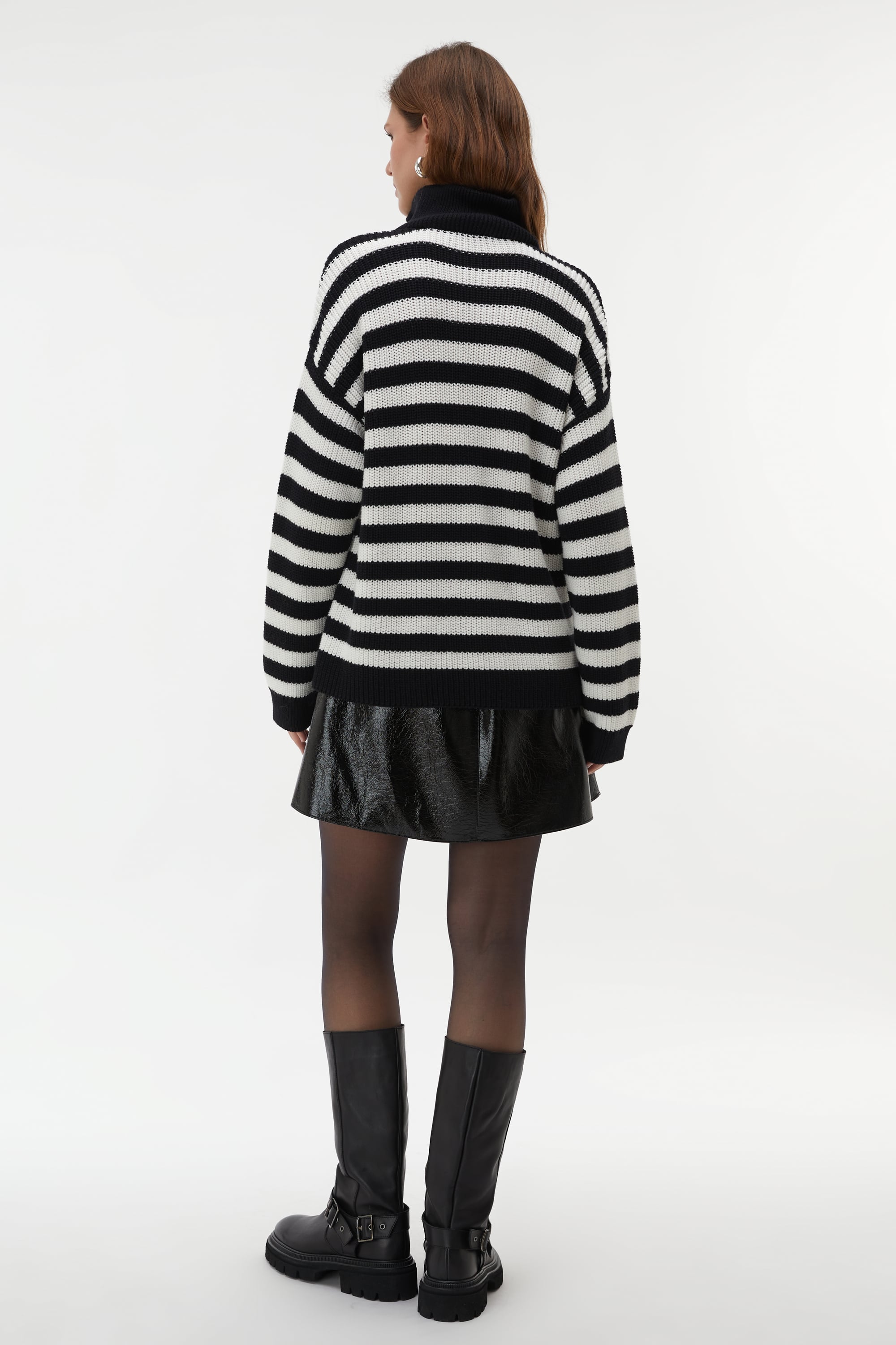 FERMUARLI DİK YAKA ÇİZGİLİ KAZAK