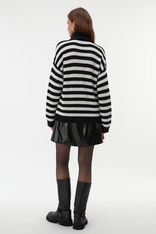 FERMUARLI DİK YAKA ÇİZGİLİ KAZAK