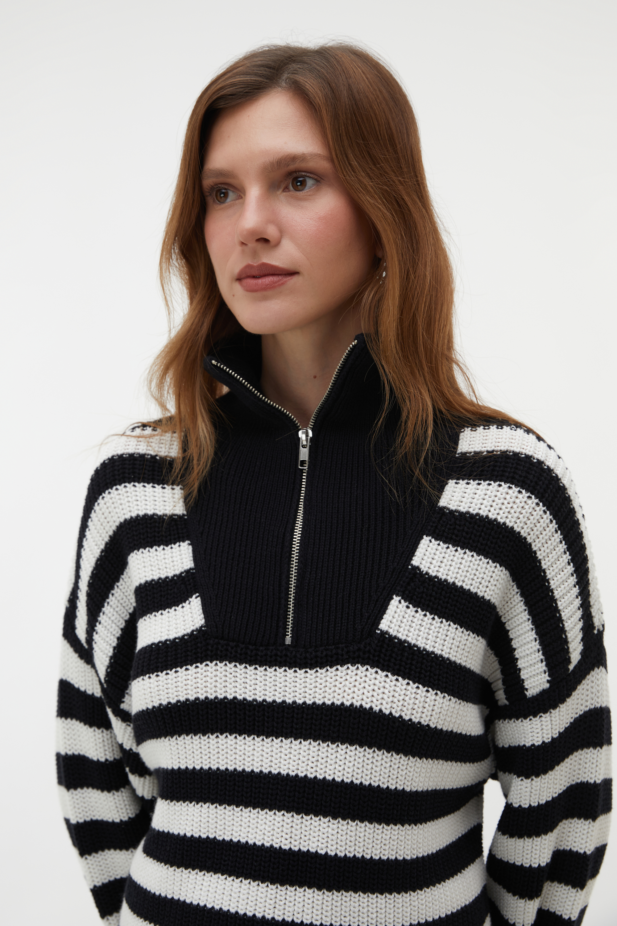 FERMUARLI DİK YAKA ÇİZGİLİ KAZAK