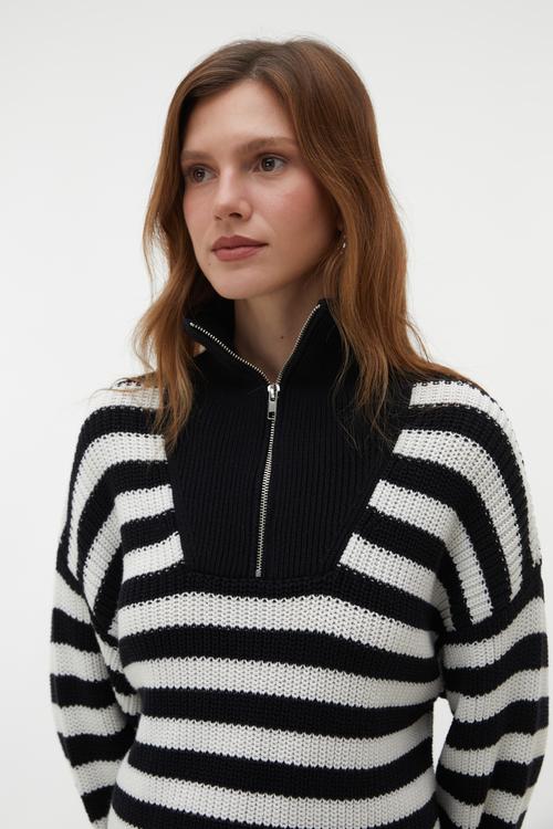 FERMUARLI DİK YAKA ÇİZGİLİ KAZAK