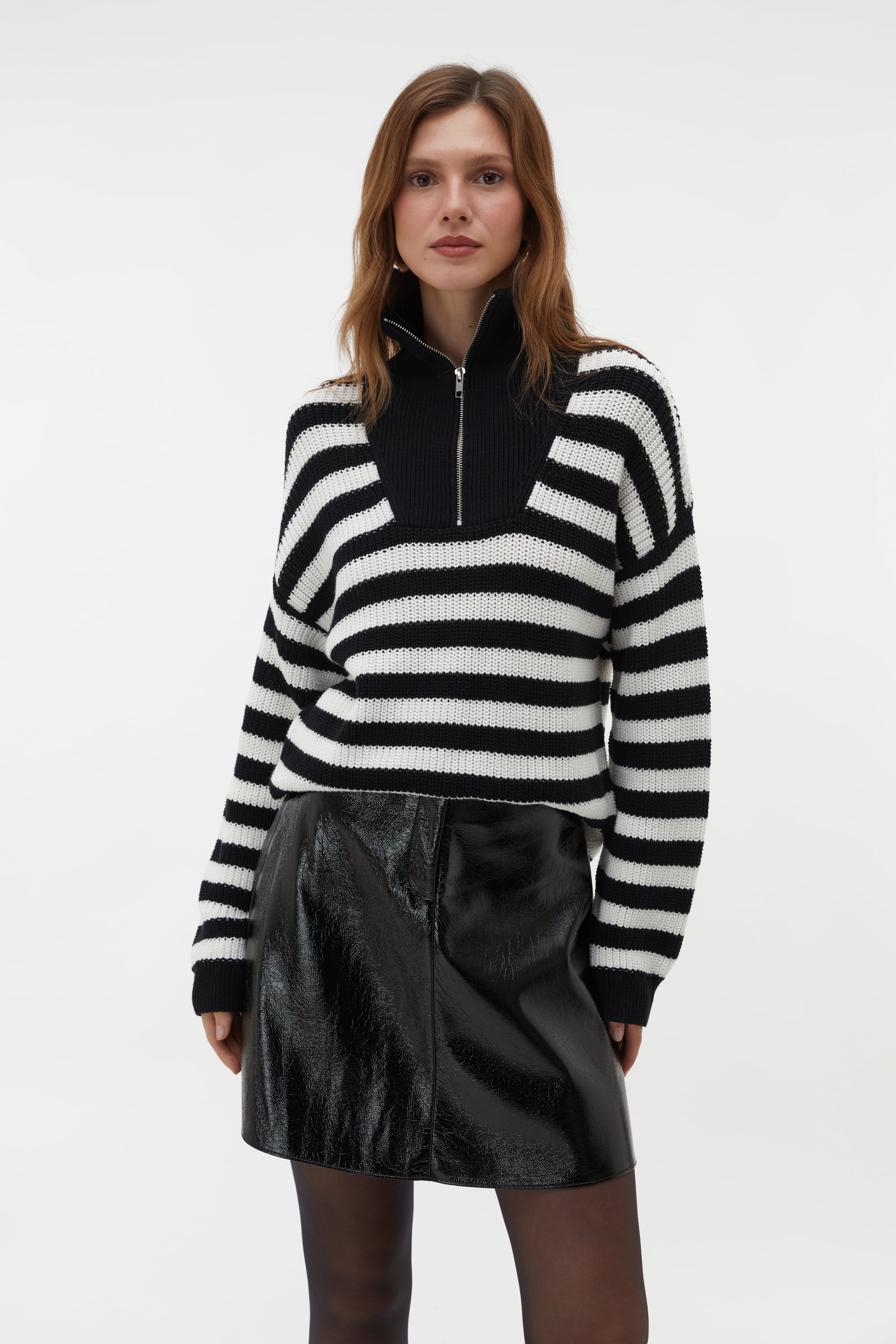 FERMUARLI DİK YAKA ÇİZGİLİ KAZAK