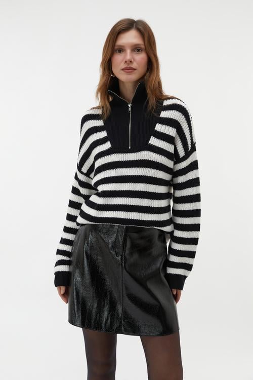 FERMUARLI DİK YAKA ÇİZGİLİ KAZAK