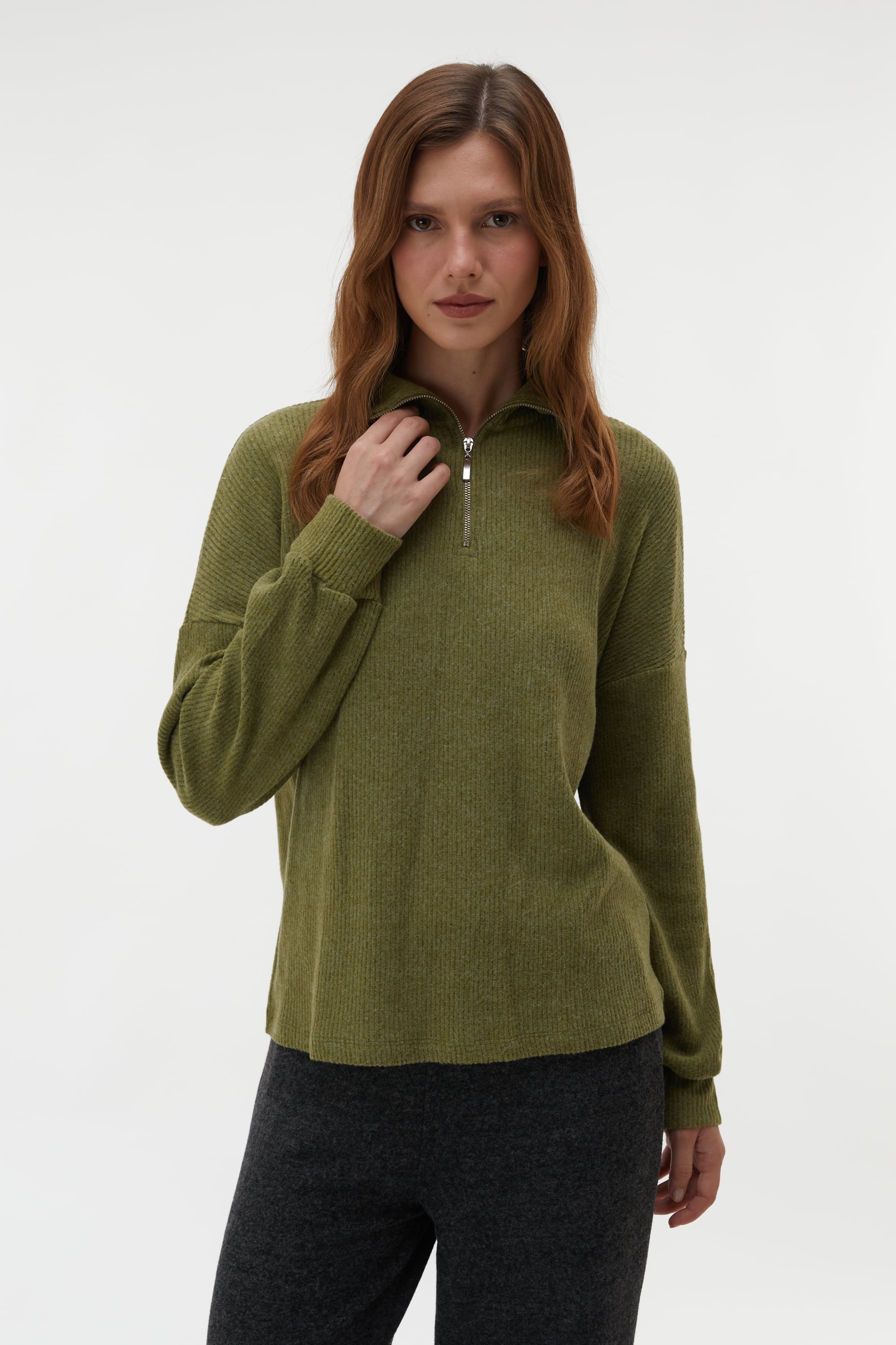 DİK YAKA SWEATSHIRT