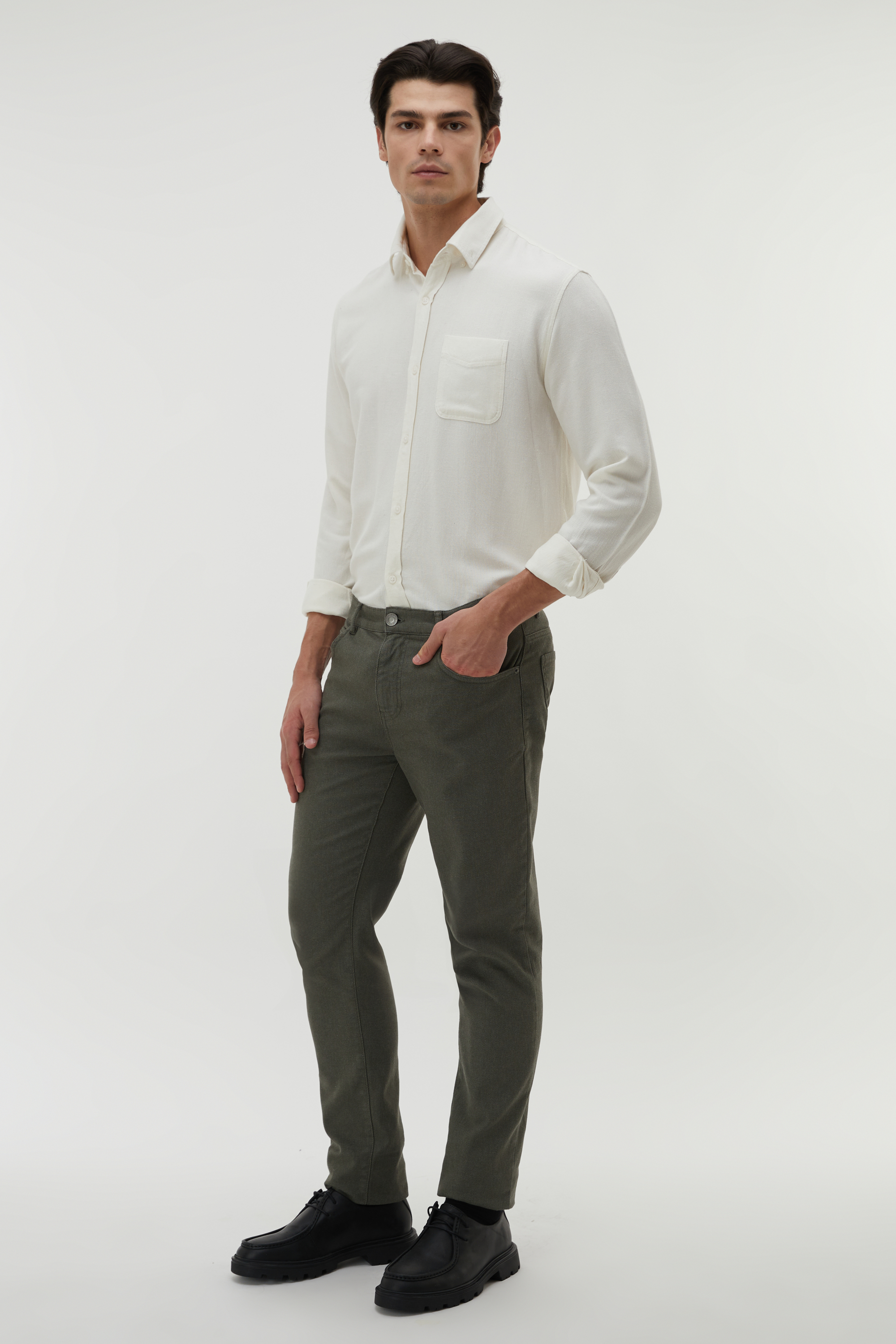 REGULAR FIT YAKASI DÜĞMELİ UZUN KOLLU GÖMLEK