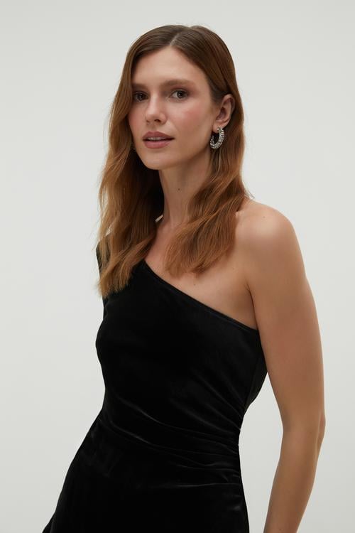 KADİFE DOKULU TEK OMUZ MİNİ ELBİSE