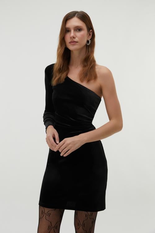 KADİFE DOKULU TEK OMUZ MİNİ ELBİSE