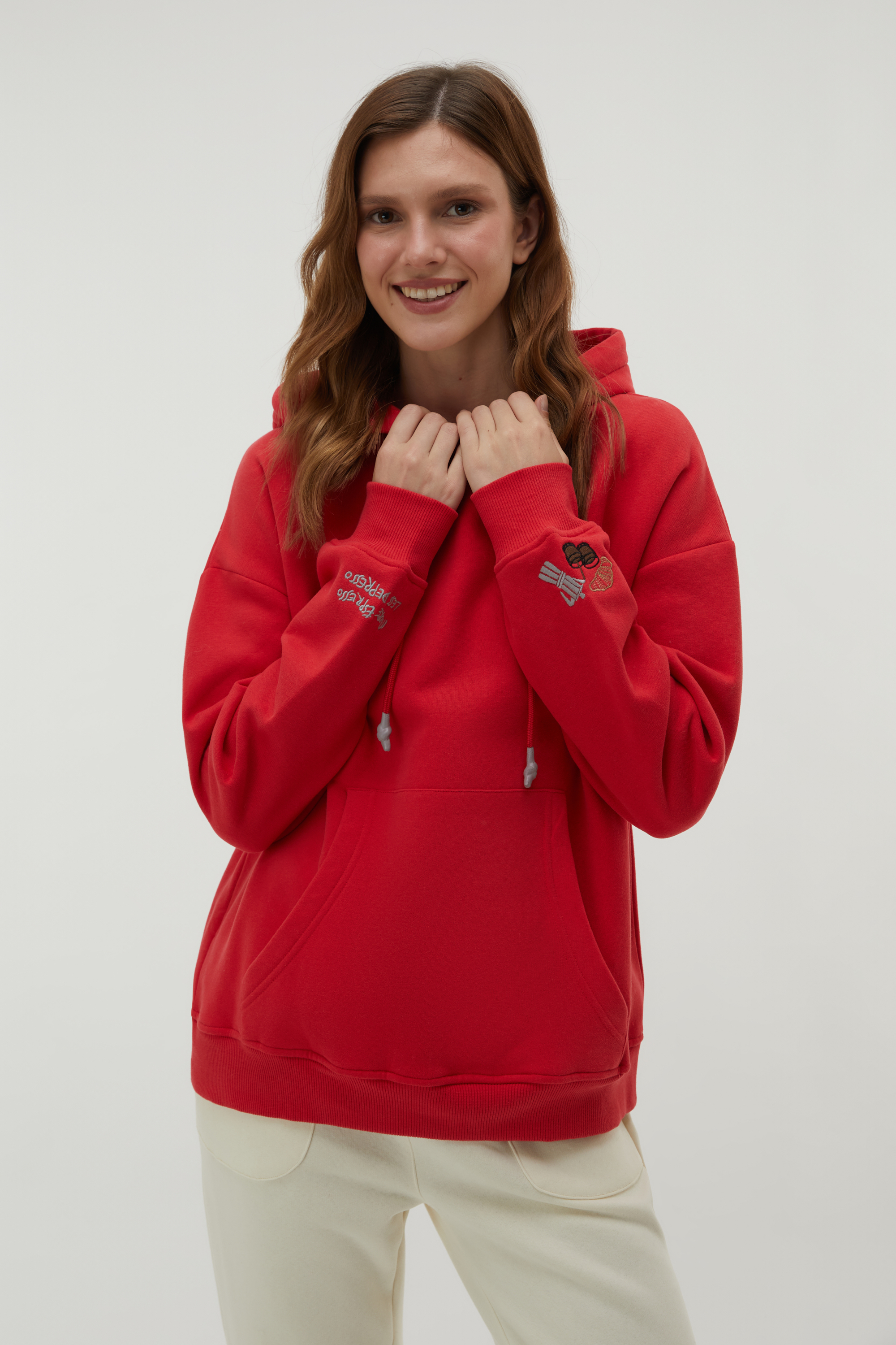 NAKIŞLI KAPÜŞONLU SWEATSHIRT