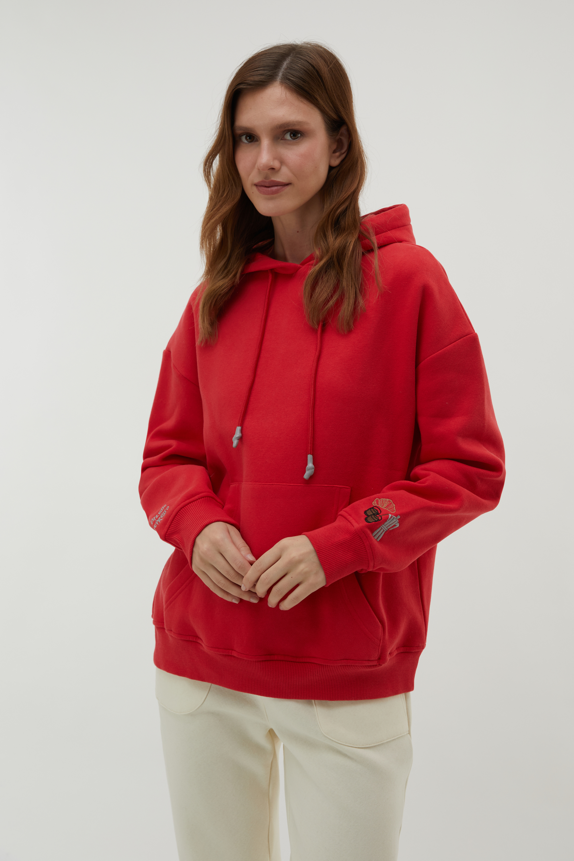 NAKIŞLI KAPÜŞONLU SWEATSHIRT