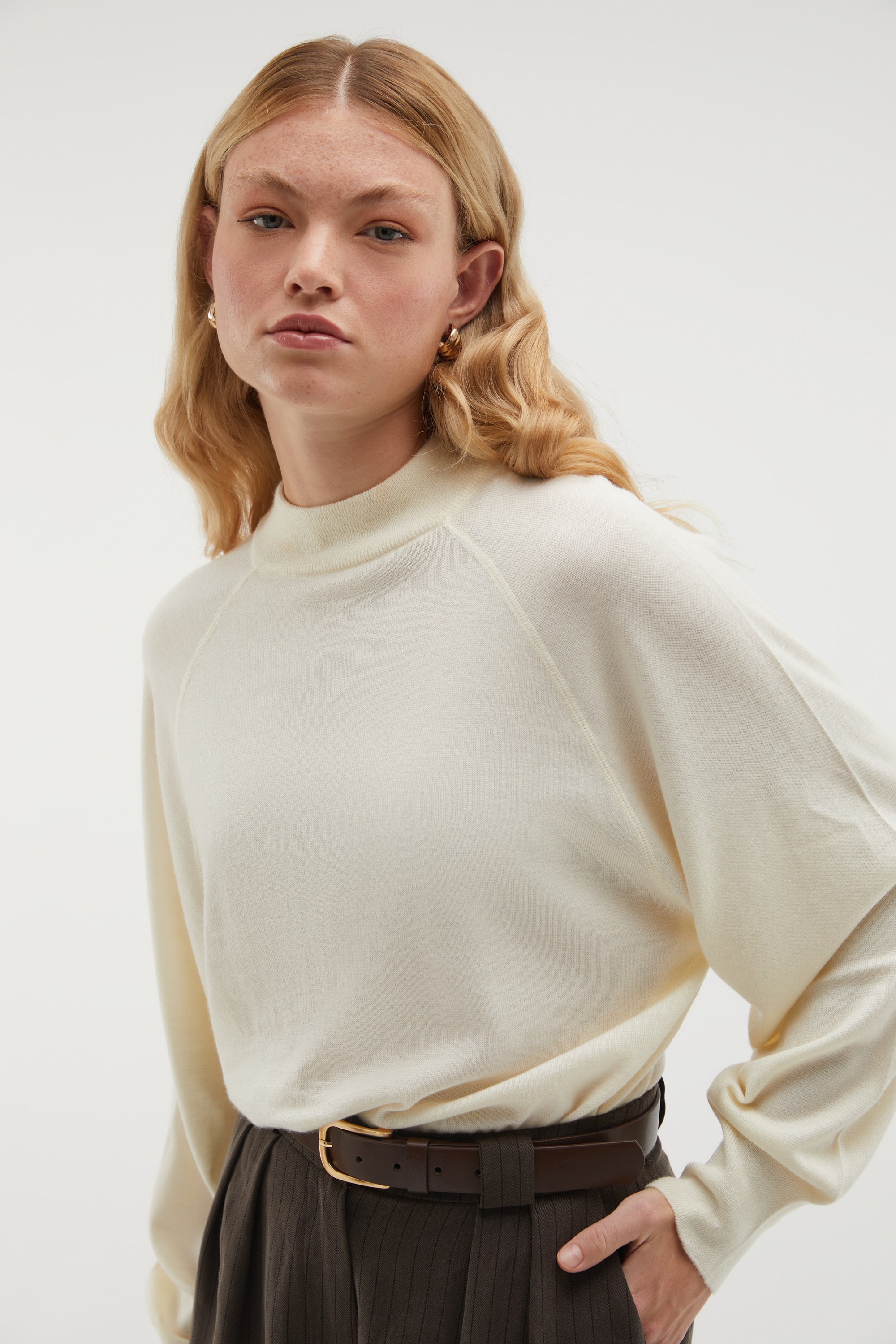 DİK YAKA YÜN KAZAK