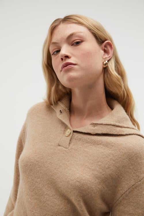 DÜĞMELİ DİK YAKA KAZAK