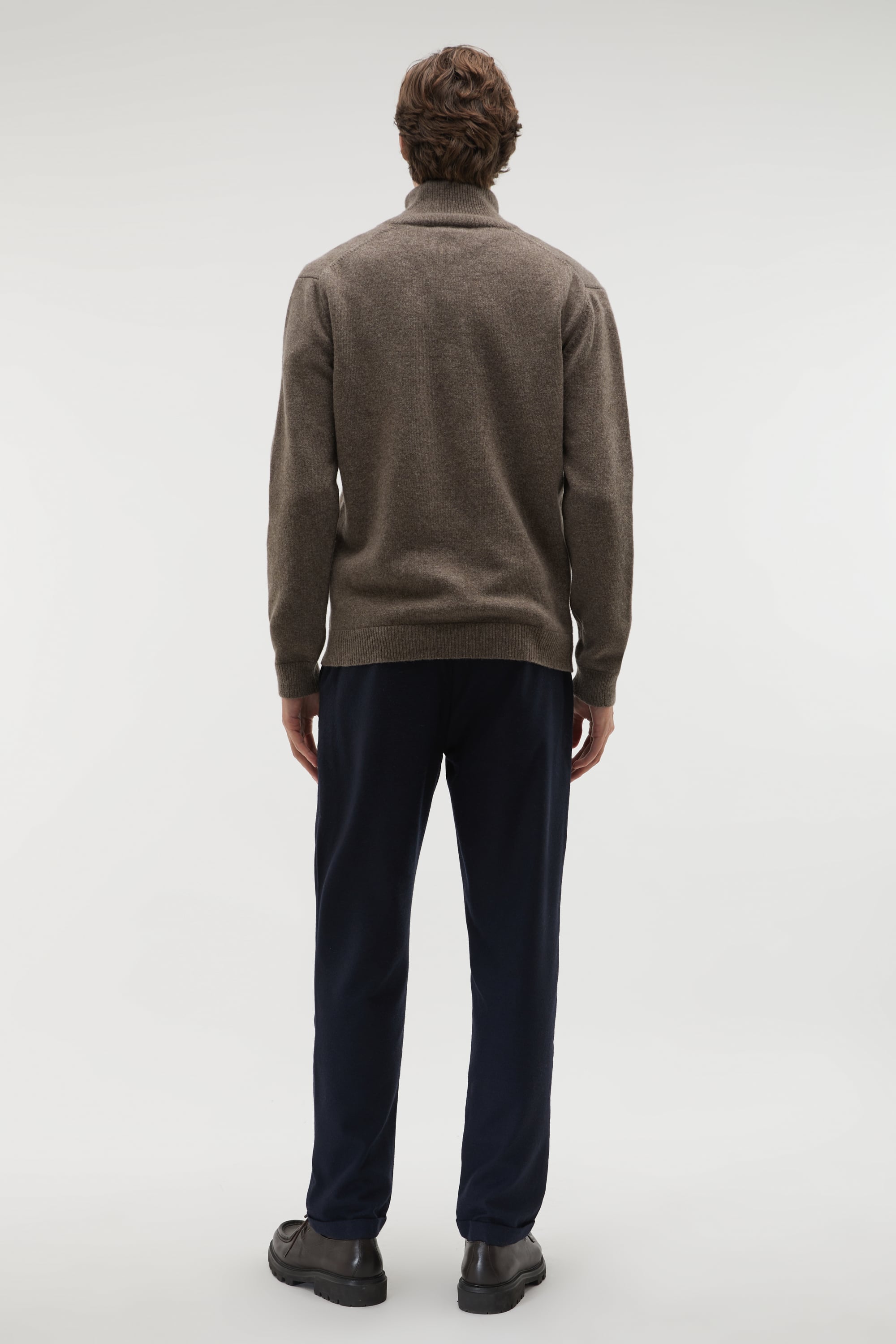 DÜĞMELİ DİK YAKA YÜN KAZAK