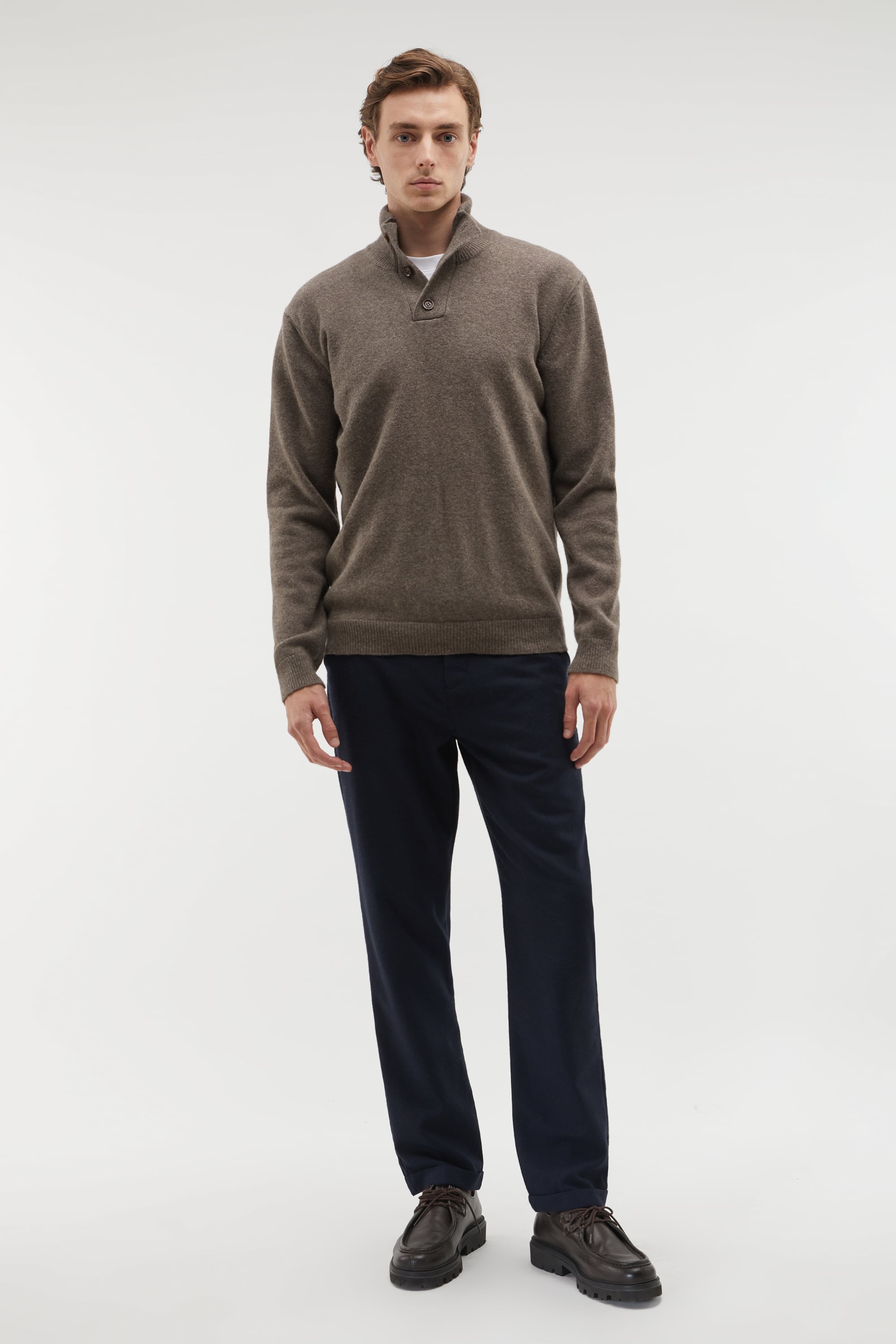 DÜĞMELİ DİK YAKA YÜN KAZAK