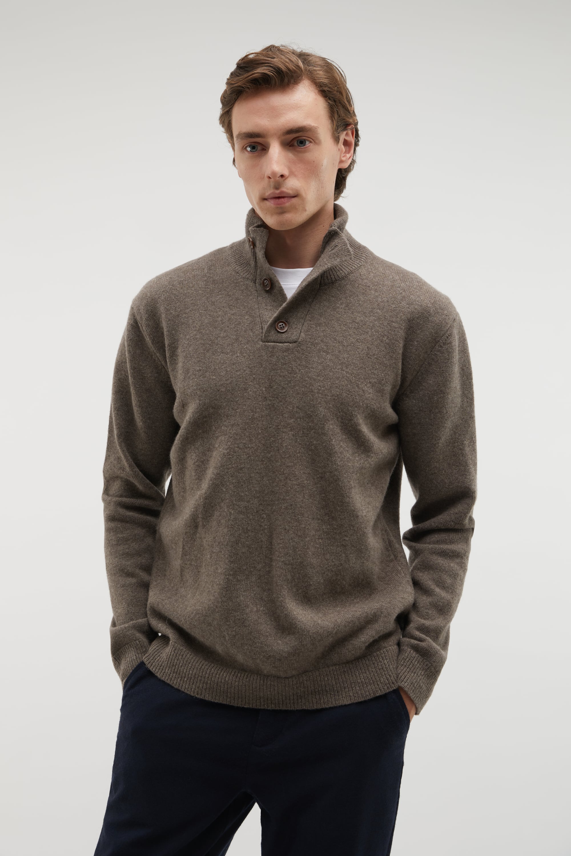 DÜĞMELİ DİK YAKA YÜN KAZAK