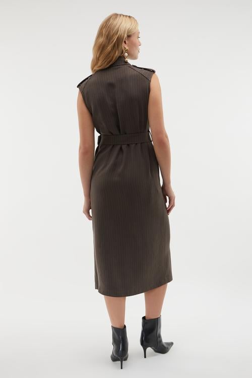 DÜĞME KAPAMALI KEMERLİ MİDİ ELBİSE