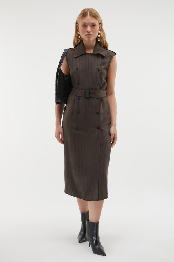 DÜĞME KAPAMALI KEMERLİ MİDİ ELBİSE