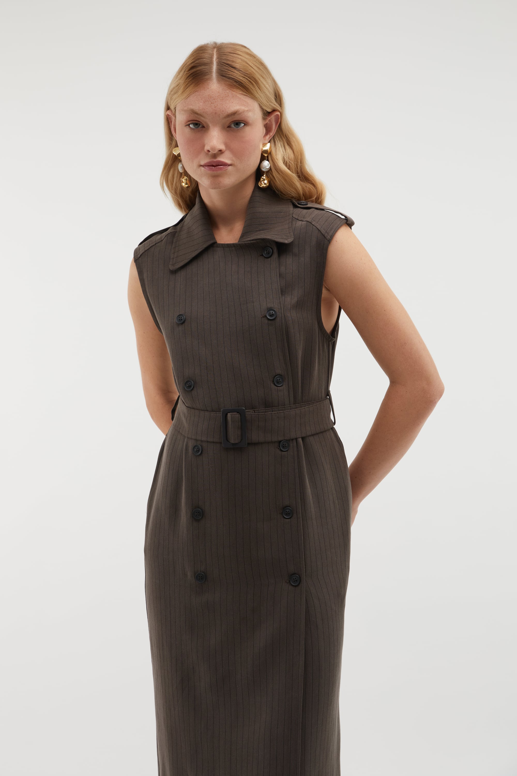 DÜĞME KAPAMALI KEMERLİ MİDİ ELBİSE