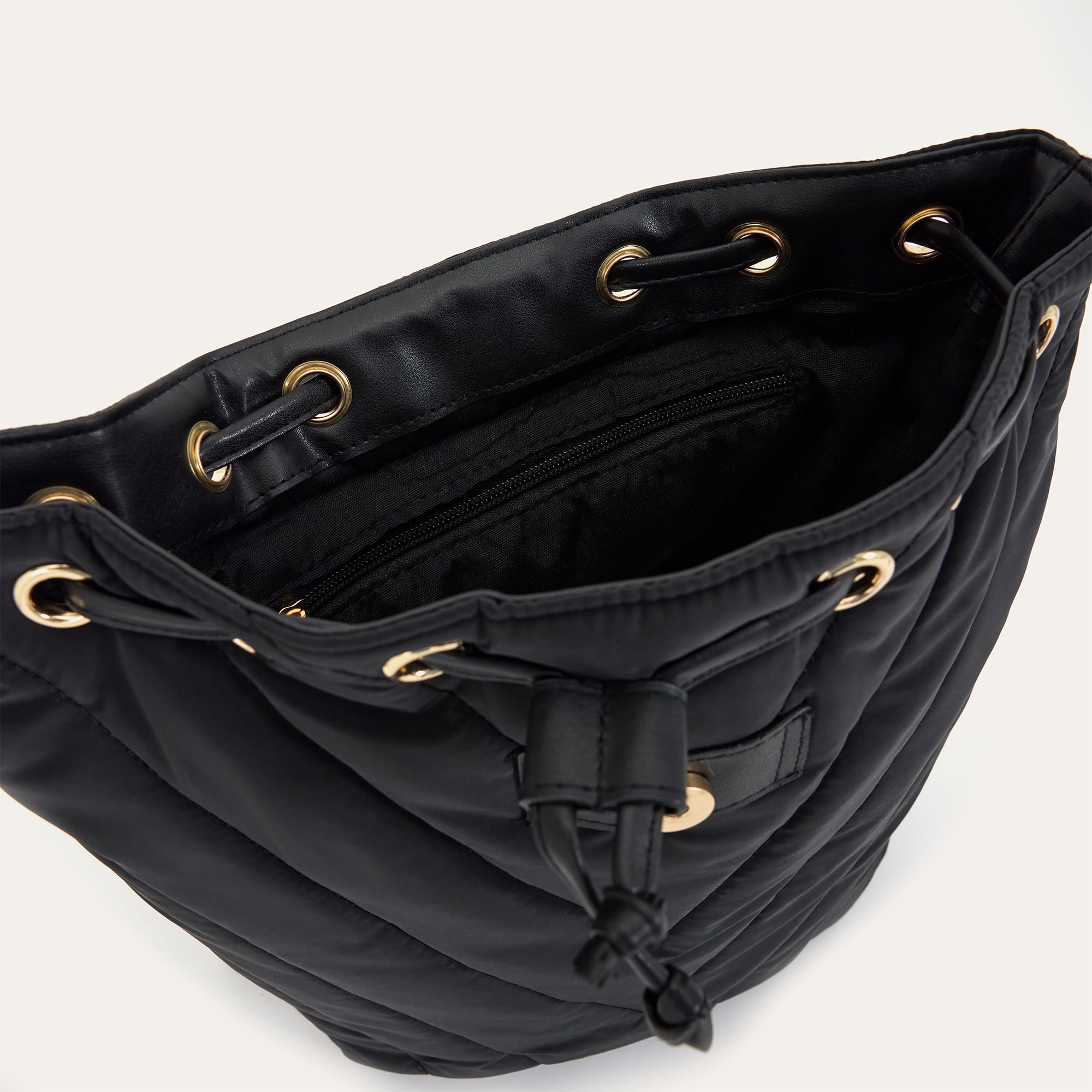 KAPİTONELİ SIRT ÇANTASI